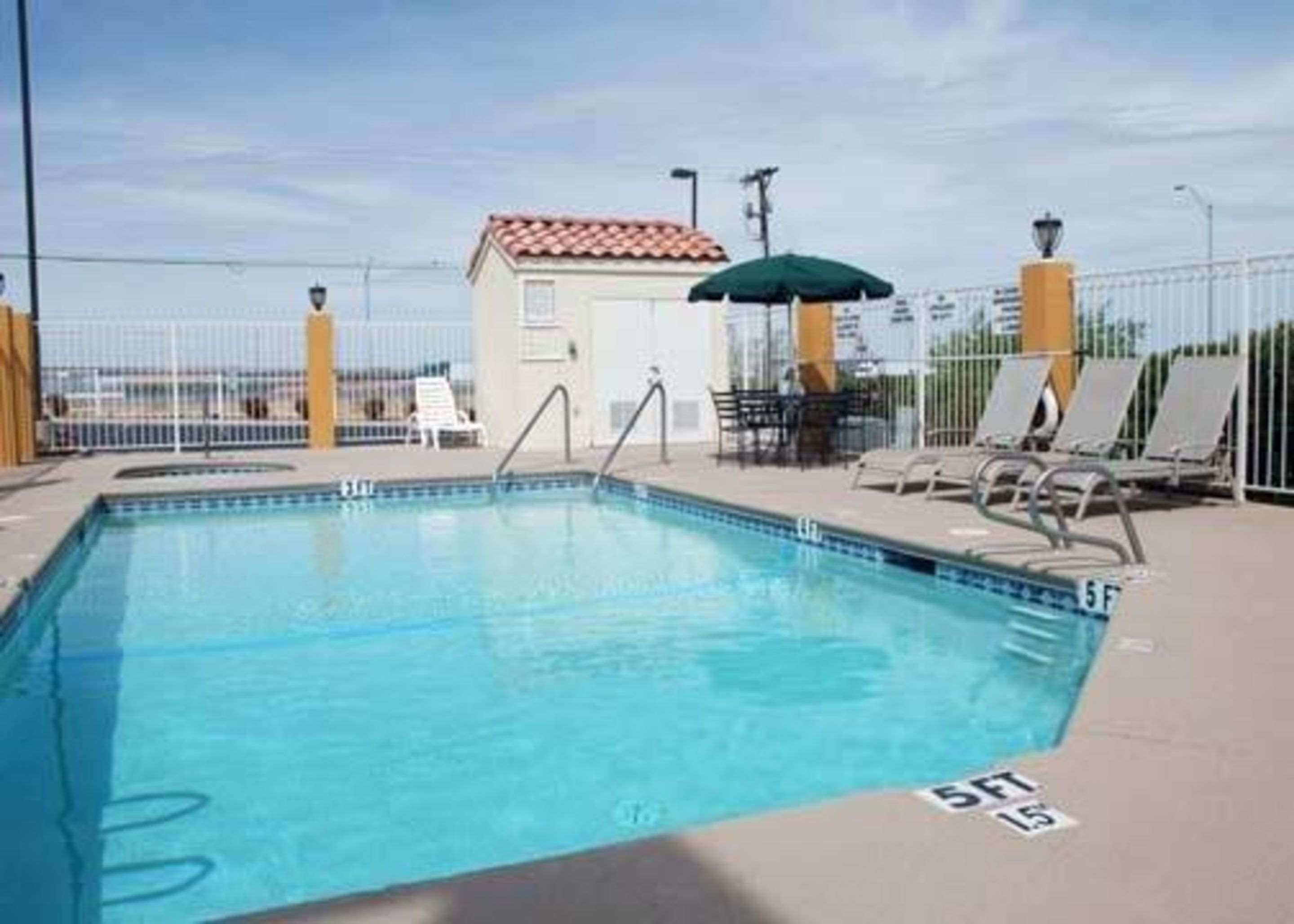 Econo Lodge Inn & Suites