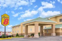 Super 8 by Wyndham Dodge City Отели рядом с достопримечательностью «Колледж Додж-Сити Коммьюнити»
