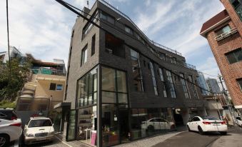 Myeongdong Artmonstay