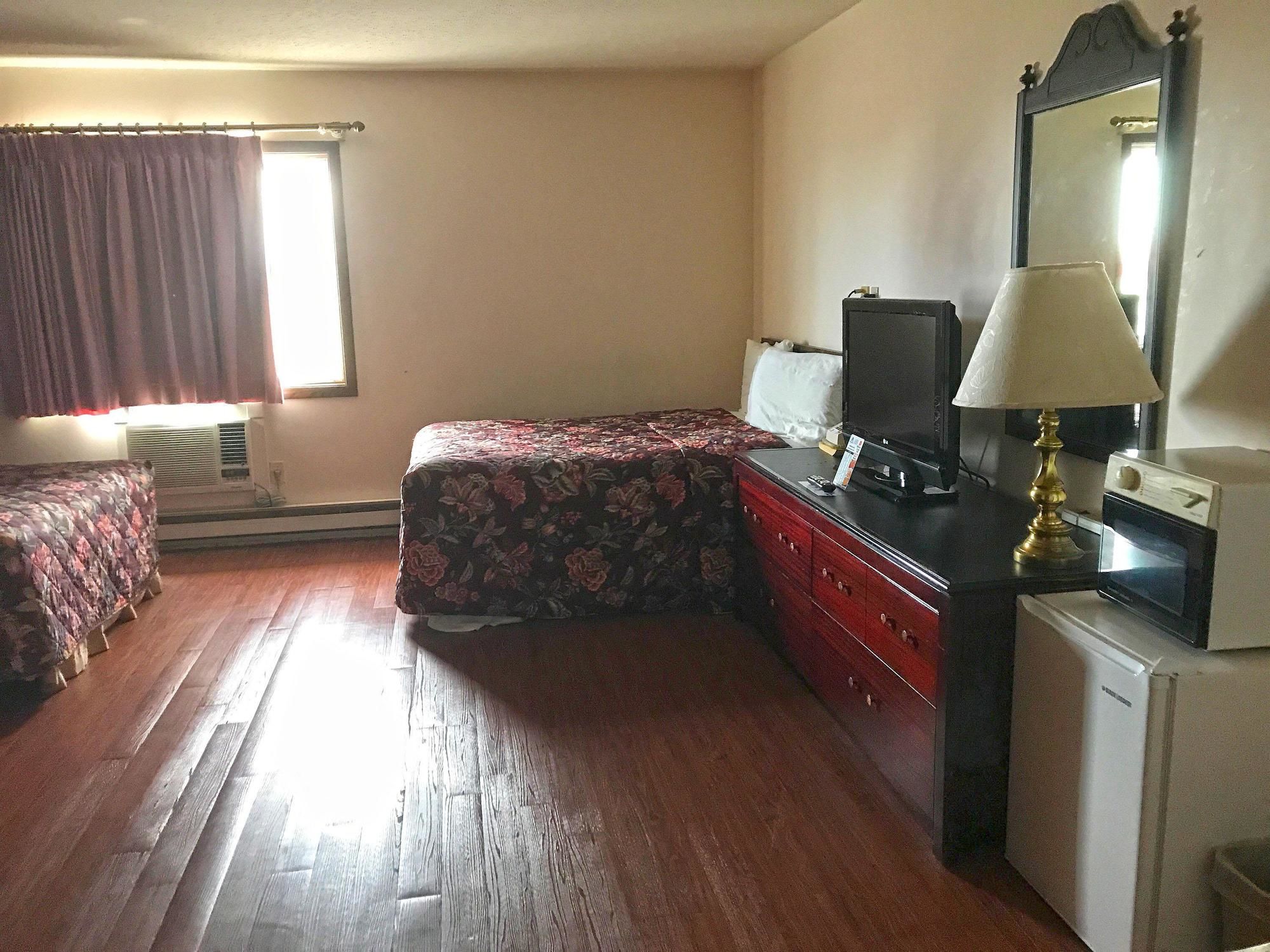 Econo Lodge Inn & Suites