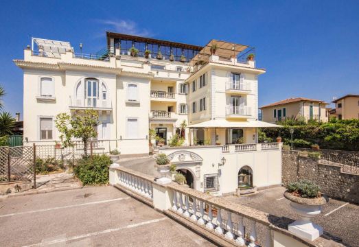 호텔 캐슬 베키오의 환상적인 야외 수영장 전망