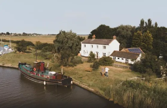 毒蛇住宿加早餐餐旅館