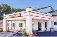 Super 8 by Wyndham North Sioux City - parking