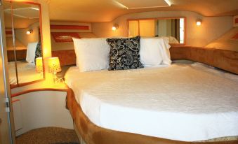 Dockside Boat & Bed Long Beach