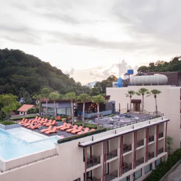 Bandara Beach Resort, Phuket Отели рядом с достопримечательностью «Залив Макхам»