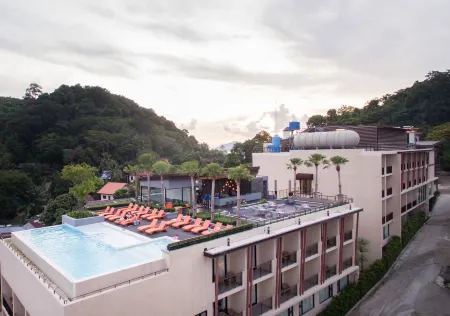 Bandara Beach Resort, Phuket Отели рядом с достопримечательностью «Остров Ко Лон»