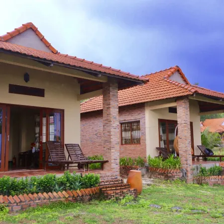 Vung Bau Resort Отели рядом с достопримечательностью «Van beach»