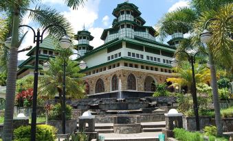 Hotel Maninjau Indah - the Lakeside Resort