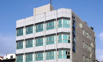 "a modern office building with multiple floors and a sign for "" centa hong "" on the side" at Ocean Hotel