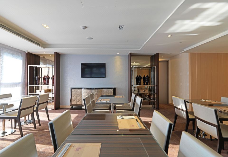 다양하게 준비된 호텔 조식 뷔페 이미지