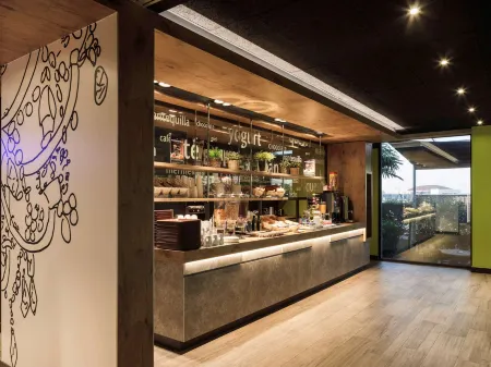 Ibis Budget Malaga Aeropuerto Avenida Velazquez Отели рядом с достопримечательностью «Estación de Autobuses de Málaga»