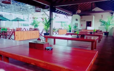 Omah Pawon Hotel Отели рядом с достопримечательностью «Alun-Alun Kediri»