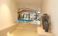Royal Plaza Montreux - Pools