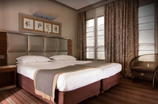 โรงแรมแบร์น โอเปร่า โรงแรมใกล้ฌ็องเซลิเซ่