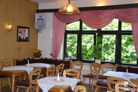Hotel & Restaurant Feustel Отели в г. Фалькенштайн