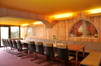 Thüringer Landhotel Edelhof فنادق في Kaulsdorf