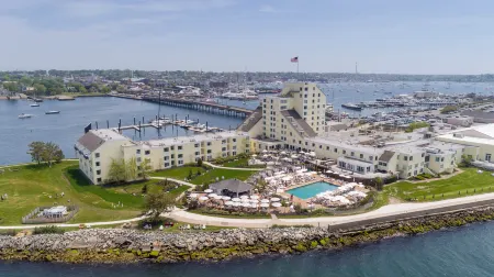 Newport Harbor Island Resort Отели рядом с достопримечательностью «Клифф Уолк»