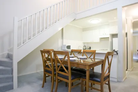 Pinnacle Apartments Отели рядом с достопримечательностью «Canberra Baptist Church»