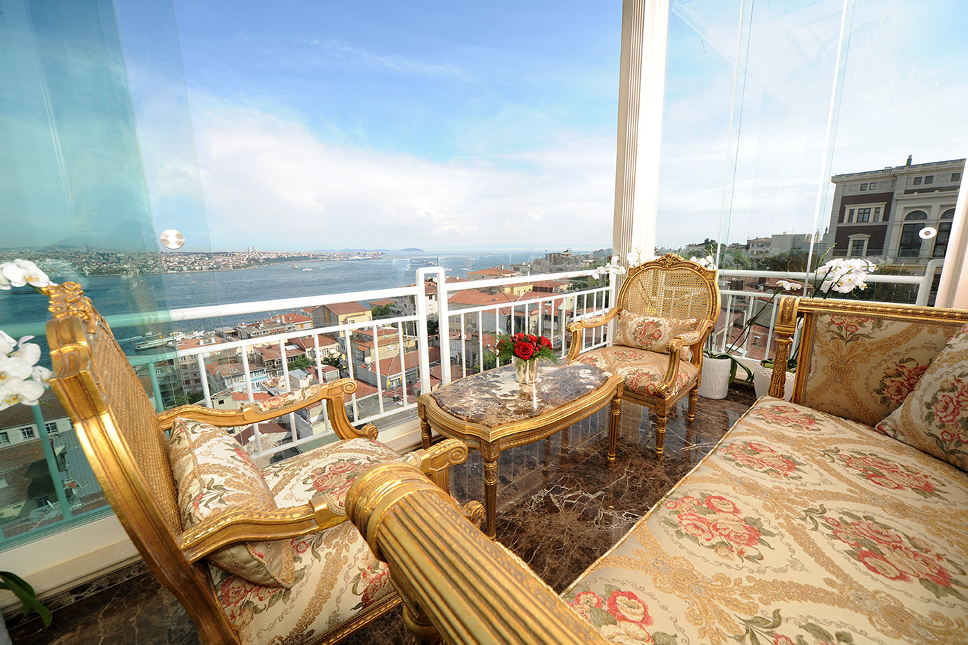 Maroon Bosphorus