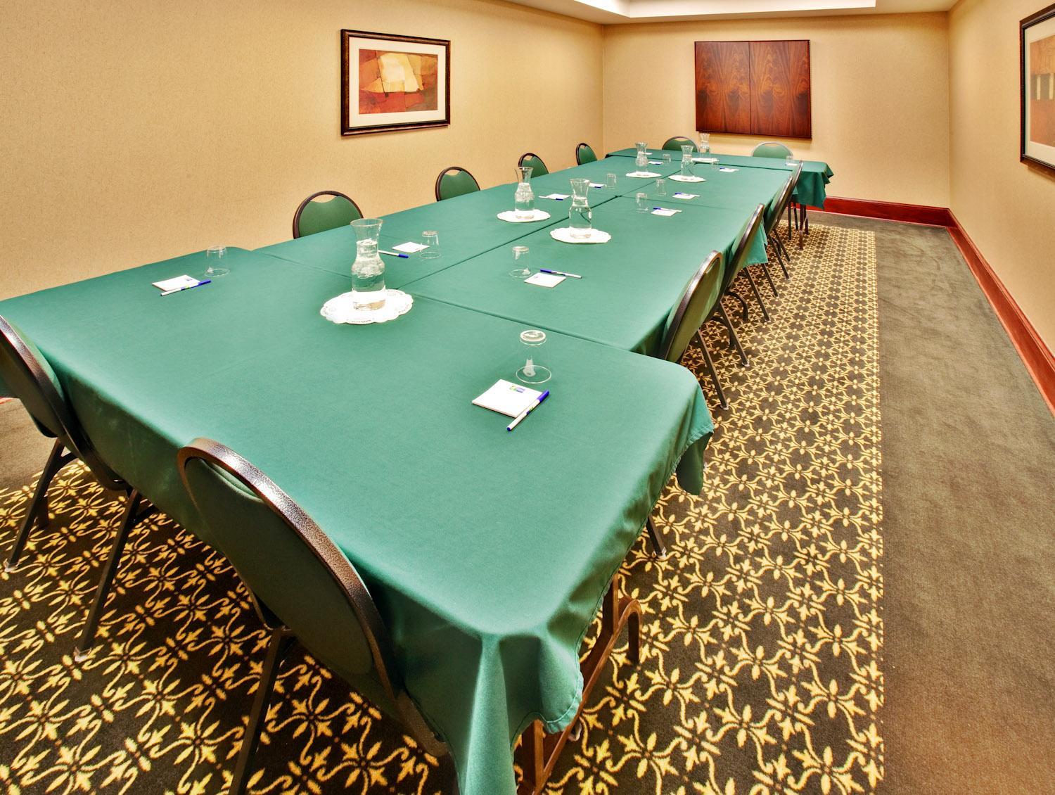 Holiday Inn Express & Suites - Interstate 380 at 33rd Avenue, an Ihg Hotel