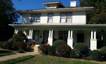Hunter House Bed and Breakfast - Housity