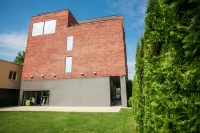 Hotel Dolphin - Adult Friendly Hotels in Сенец