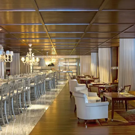 SLS Hotel, a Luxury Collection Hotel, Beverly Hills Отели рядом с достопримечательностью «Универмаг Macy's Beverly Center»