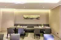Homeinn Plus Hotel (Dunhua Railway Station)