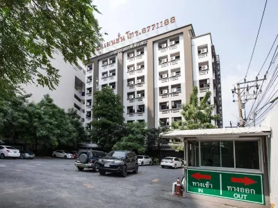 14 Avenue Hotels near Indy Market Dao Khanong