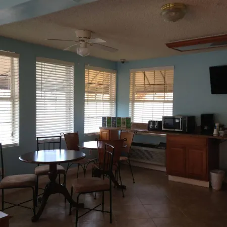 Deluxe Inn