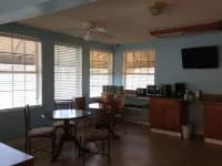 Deluxe Inn - Motels