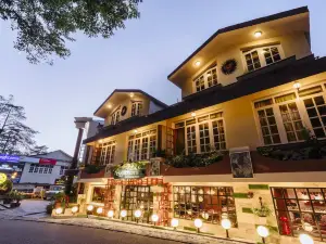 Hotel Willow Banks - Boutique 4 Star Hotel on the Mall Road Shimla