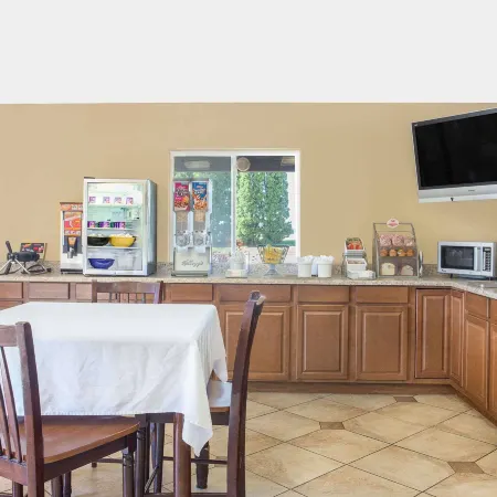 Super 8 by Wyndham Sheboygan WI