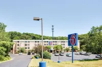 Motel 6 Milford, CT - parking
