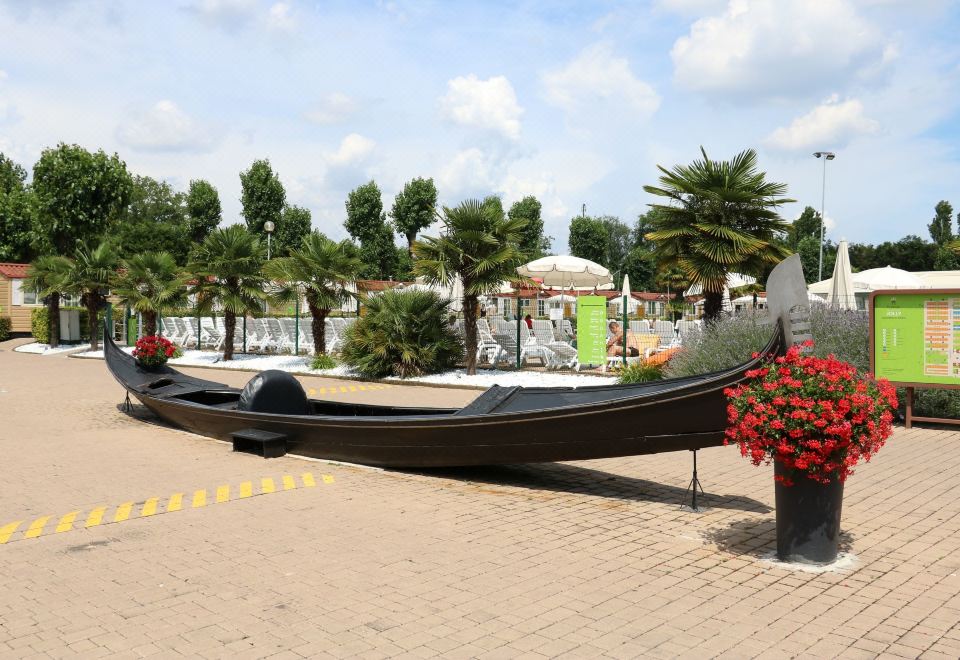 3. 졸리 캠핑 인 ..