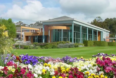 Olde Tudor Hotel Отели в г. 