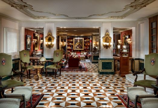 더 그리티 팰리스의 럭셔리한 실내 다이닝 공간