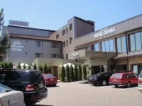 Hotel Ozana - parkir