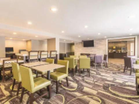 La Quinta Inn & Suites by Wyndham Cleveland - Airport North Hotels in Cleveland