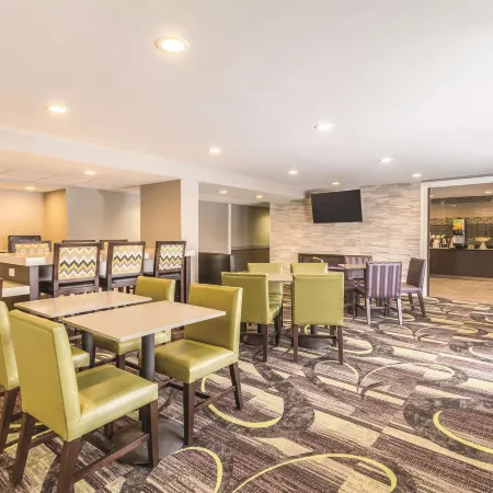 La Quinta Inn & Suites by Wyndham Cleveland - Airport North