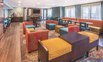 La Quinta Inn & Suites by Wyndham O'Fallon, IL - St. Louis