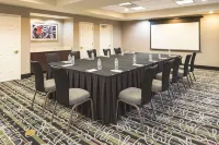 La Quinta Inn & Suites by Wyndham St. Louis Westport - Pysäköinti