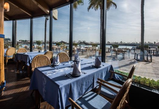 인터컨티넨탈 아부다비 수영장 전경