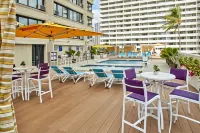 Holiday Inn Express WAIKIKI by IHG - piscina