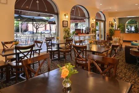 St Charles Inn, Superior Hotel Отели рядом с достопримечательностью «Библиотека Джефферсон Пэриш Лайбрари - Бель Терр»