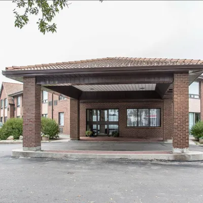 Comfort Inn Airport Hotels near Royal Aviation Museum of Western Canada