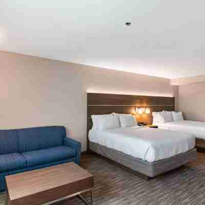 Holiday Inn Express & Suites Camarillo Rooms