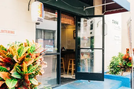 Waikiki Beachside Hostel Отели рядом с достопримечательностью «Кугайо Бич Парк»