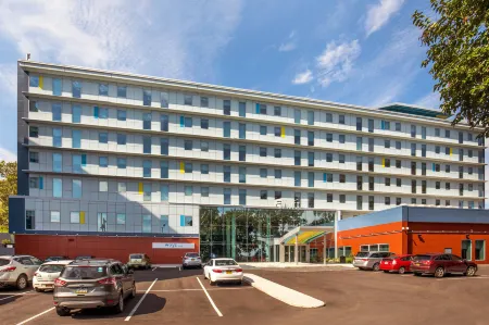 Aloft New York LaGuardia Airport Отели рядом с достопримечательностью «Free Synagogue of Flushing»