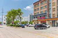 Vienna Hotel (Shou County Jingrun Central City) - parking